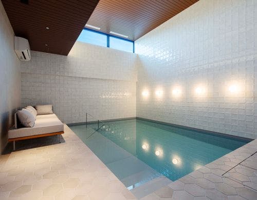 貸し切りの室内温水プールの水深は２種類