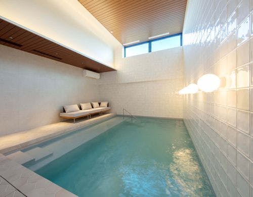 貸し切りの室内温水プールの水深は２種類。