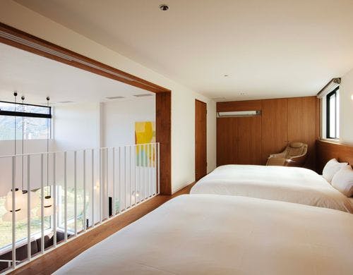 ２階の寝室はキング２台でもゆとりサイズ