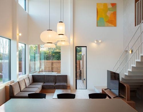 リビングにはアートも彩を添えます。