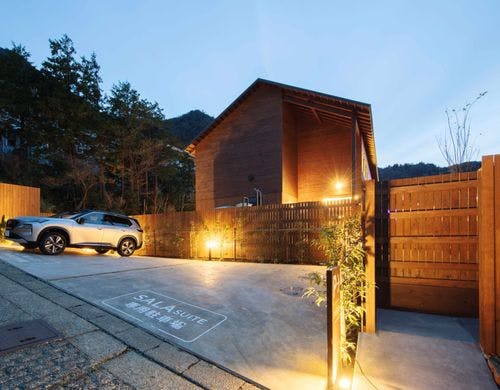 駐車場は各部屋2台ずつ（幅5m×長さ5.5m）