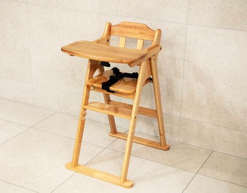 ベビーチェアと組み立て式ベビーベッド