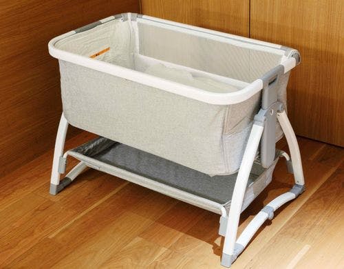 ベビーチェアと組み立て式ベビーベッド