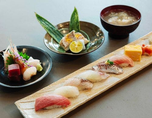 出張鮨紹介可。別途出張費1万～、水曜休。