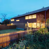 Setiap bangunan mempunyai 2 bilik suite. Pintu masuk setiap bilik adalah berasingan.