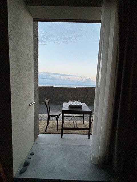 เพลิดเพลินกับพระอาทิตย์ขึ้นและกาแฟบนระเบียงไม้