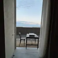 เพลิดเพลินกับพระอาทิตย์ขึ้นและกาแฟบนระเบียงไม้