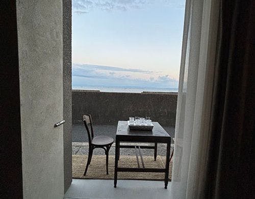 縁側での日の出とコーヒーを楽しむ