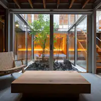 各室が中庭を囲うユニークな空間