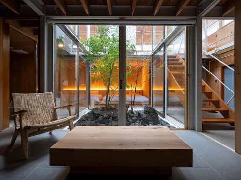 各室が中庭を囲うユニークな空間