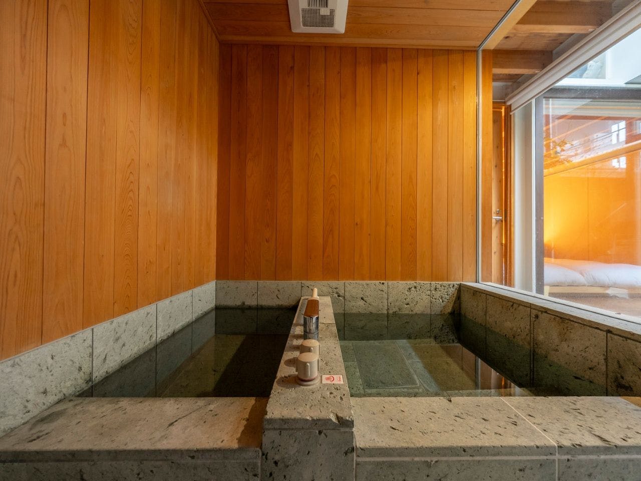 岩風呂の天然温泉