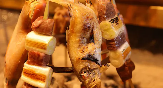 スタッフがおもてなし、囲炉裏で味わう地元食材の贅沢な串焼きプラン/和朝食付き