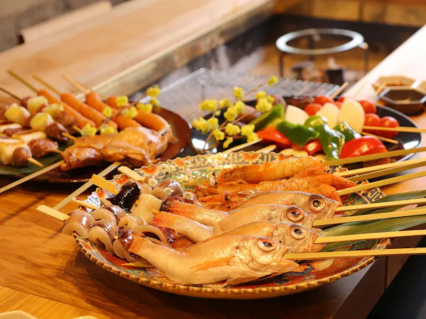 スタッフがおもてなし、囲炉裏で味わう地元食材の贅沢な串焼きプラン/和朝食付き