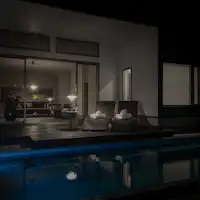 Kolam renang dan teras