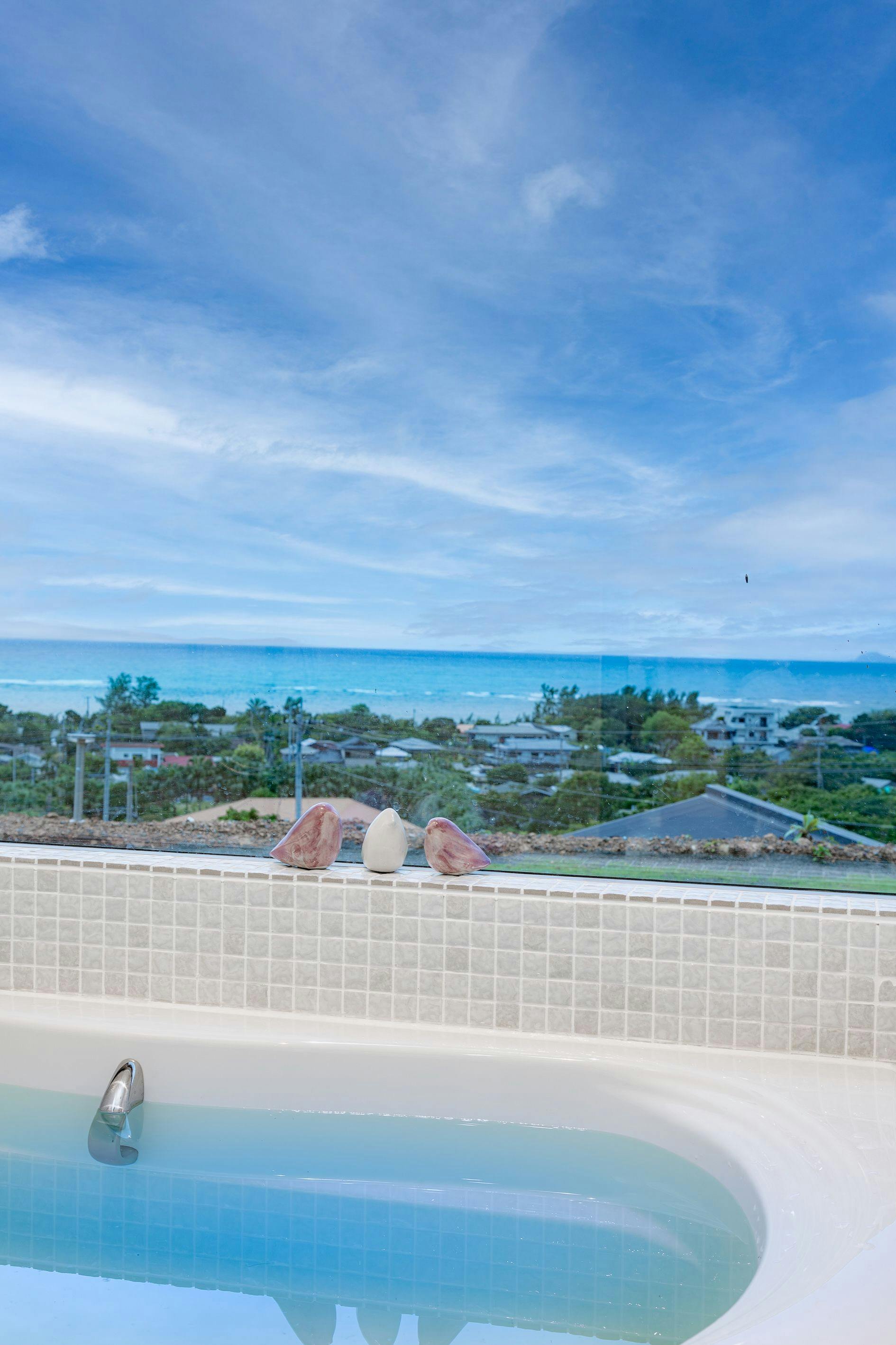 Pemandangan laut dari kamar mandi