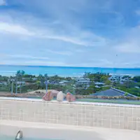 Pemandangan laut dari kamar mandi