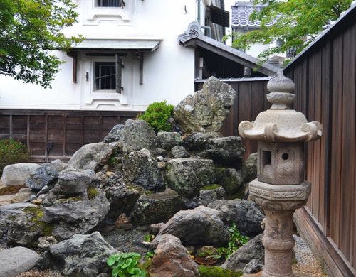 ～巨岩の滝と石灯篭～