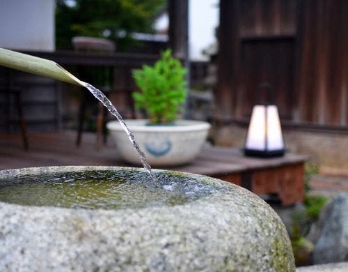 ～敷地にある水場からのウッドデッキ～