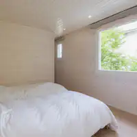 自然の光に起こされる寝室