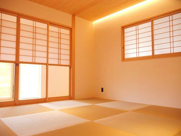 琉球畳とやわらかな光に包まれる和室