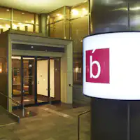 Lối vào có cầu thang và dốc.