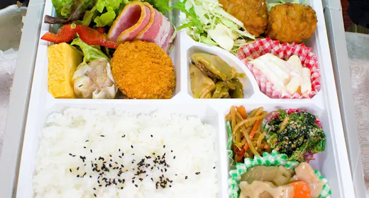 【お部屋でホテル特製 幕の内弁当を堪能】(2食付)<駐車料金無料/Wi-Fi/シモンズベッド>