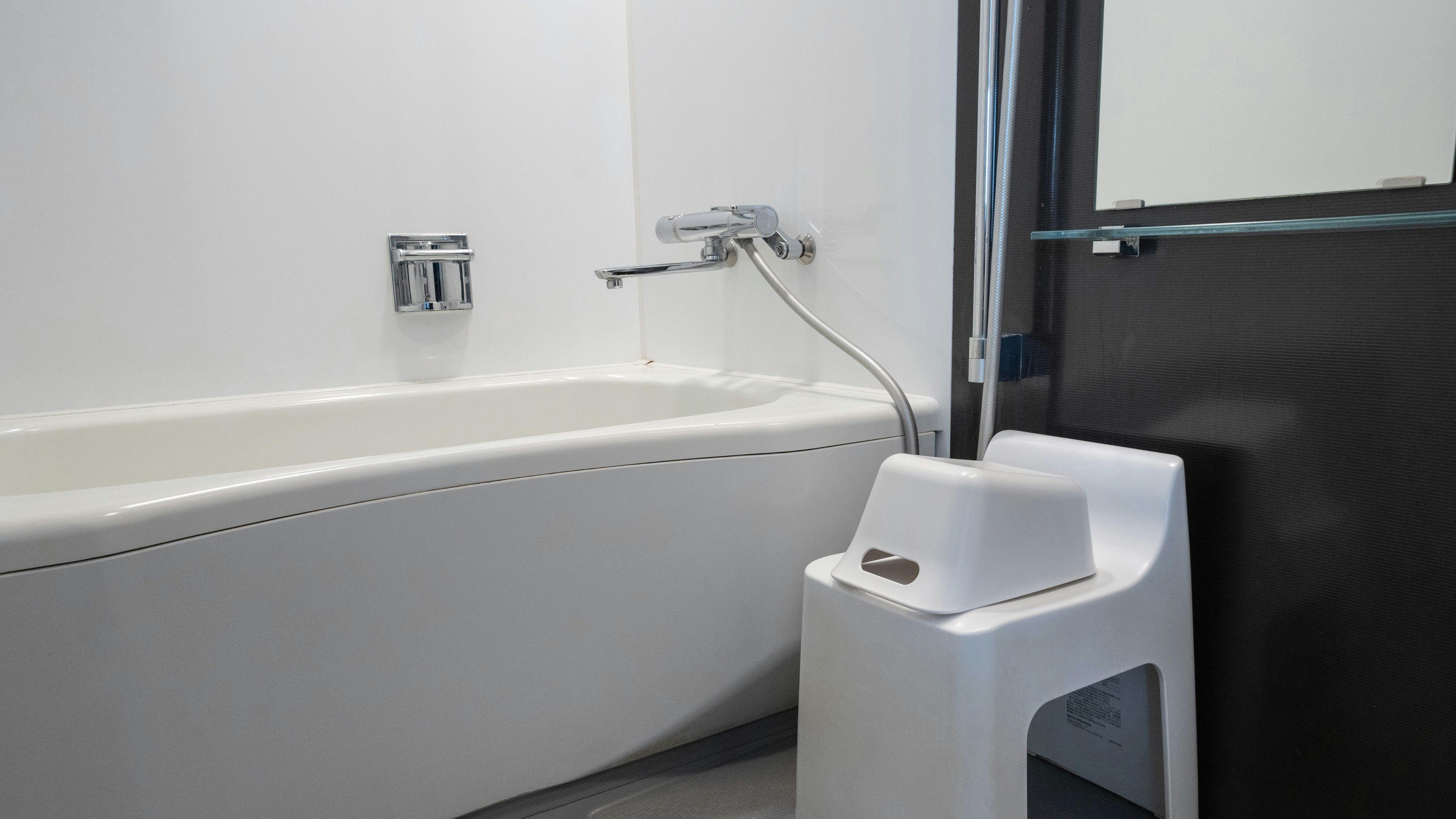 บริเวณล้างมีถังและเก้าอี้