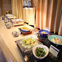 บุฟเฟ่ต์อาหารเช้าแบบญี่ปุ่นและตะวันตก