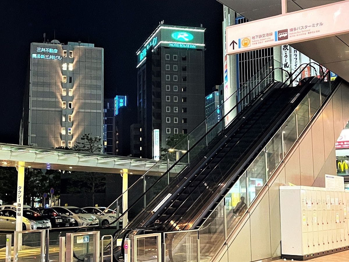 博多駅中央出口より当館方面(夜景)