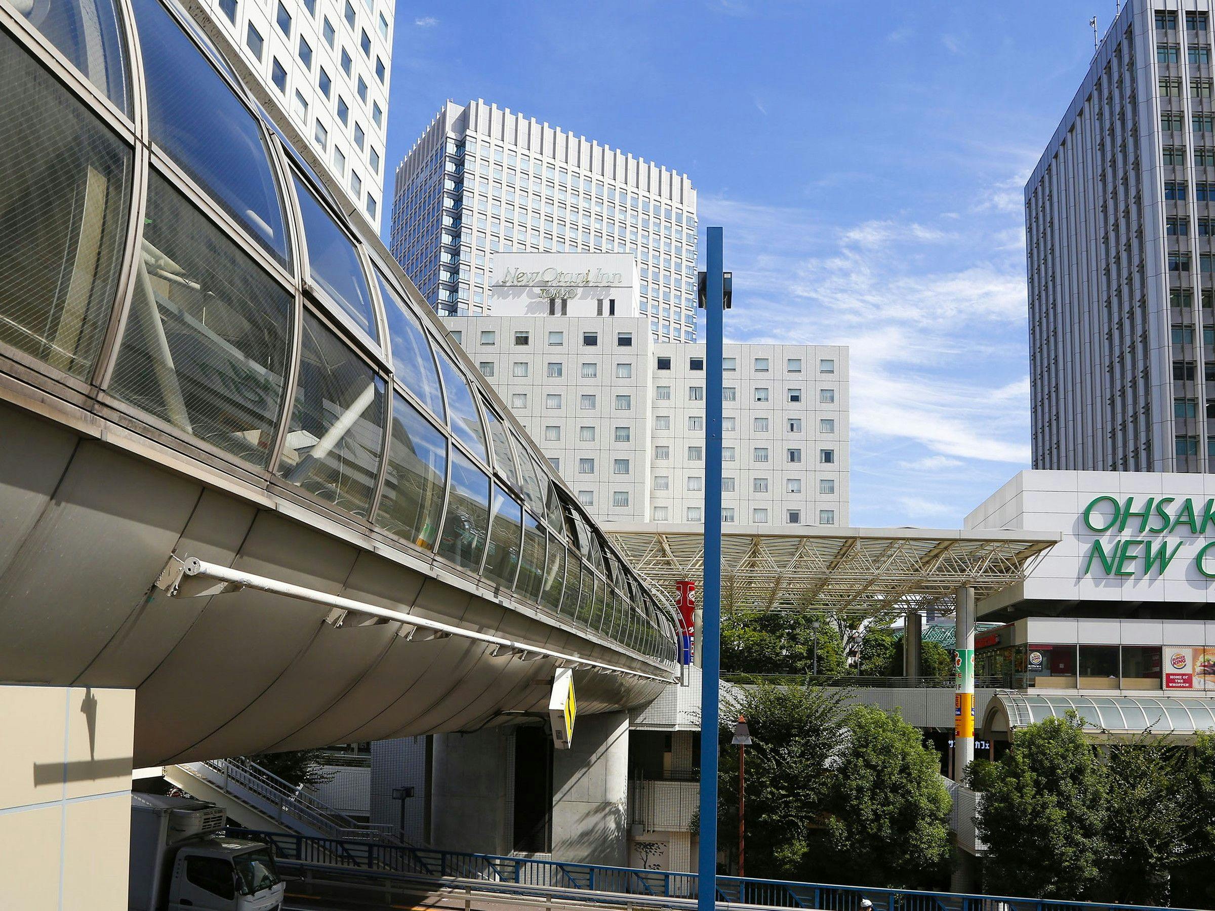 Terdapat banyak restoran berdekatan, sangat mudah.