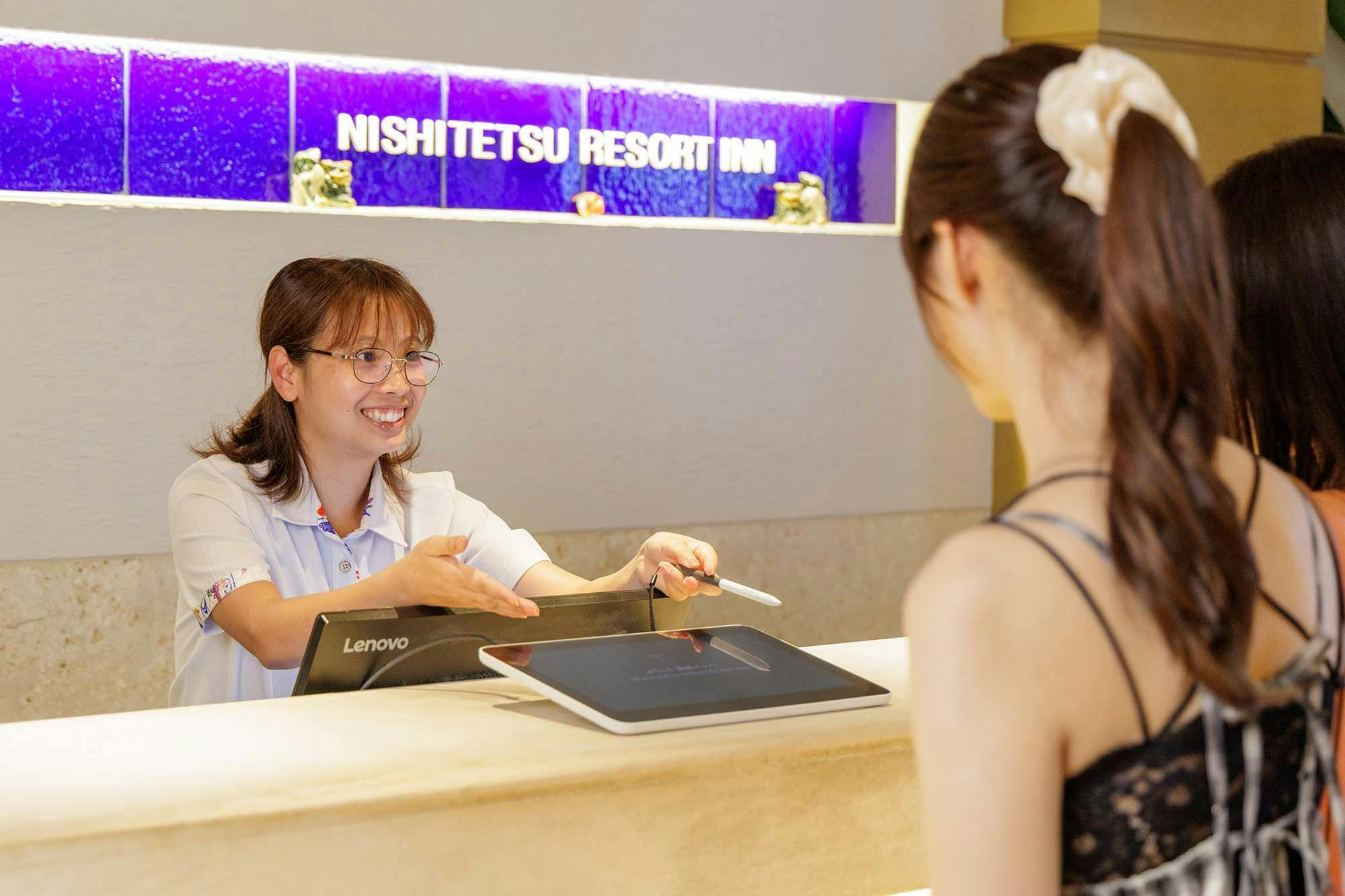 천장이 높은 개방적인 로비