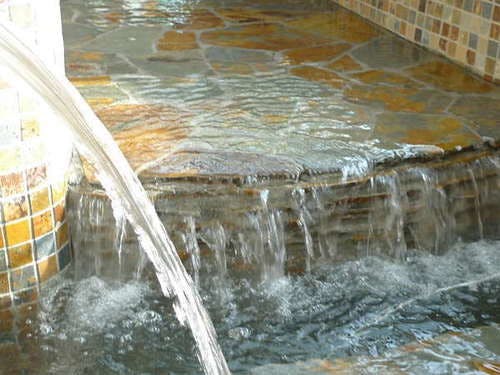 ในล็อบบี้มีลำธารเล็กๆ ไหลผ่าน