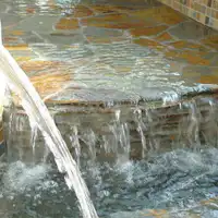 ในล็อบบี้มีลำธารเล็กๆ ไหลผ่าน