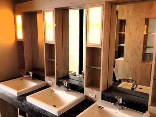 ห้องเปลี่ยนเสื้อผ้าสำหรับผู้ชายในห้องอาบน้ำสาธารณะ