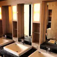 ห้องเปลี่ยนเสื้อผ้าสำหรับผู้ชายในห้องอาบน้ำสาธารณะ