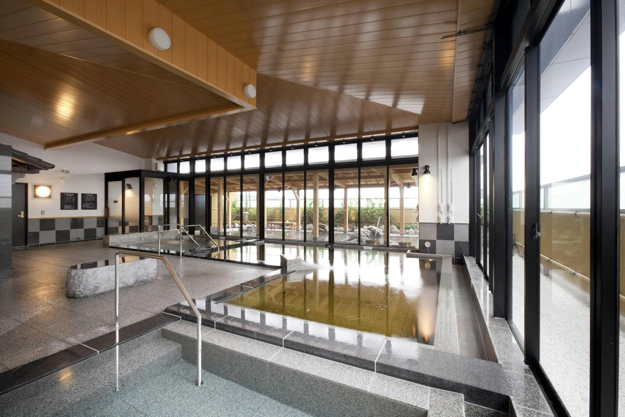 공항 내 천연 온천