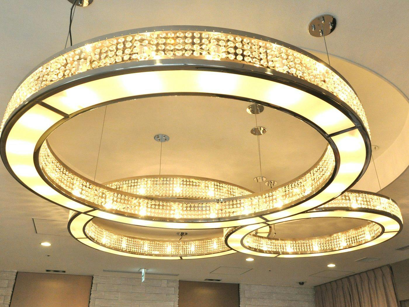 フロントロビーには円形のシャンデリア