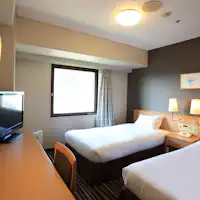 ห้องพักที่เรียบง่ายและใช้งานได้จริงพร้อมบรรยากาศที่เงียบสงบ