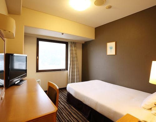 機能的かつ明るい雰囲気のシングルーム