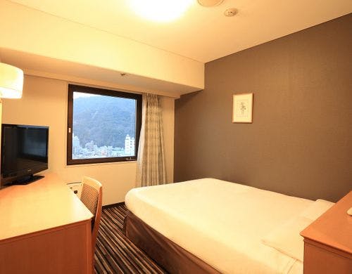 ゆったりとしたベッドで寛ぎの時間を