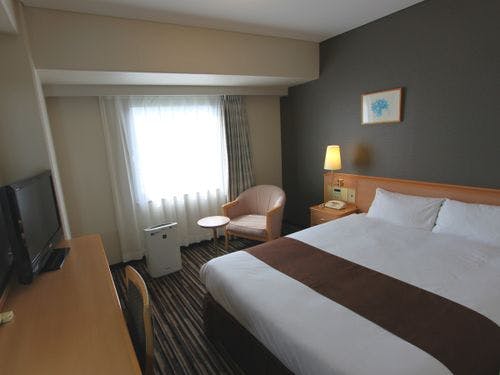 広めのシモンズ社製ベッドをご用意。