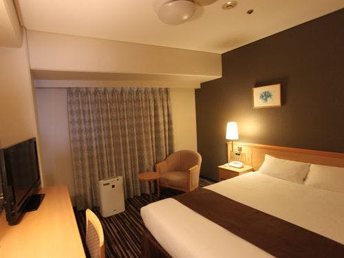 広めのシモンズ社製ベッドをご用意。