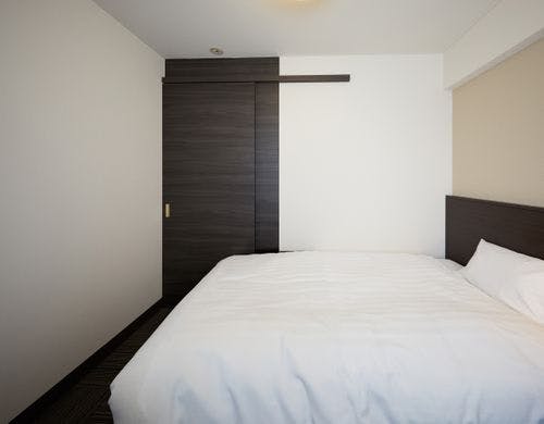 広々としたデスクとチェア