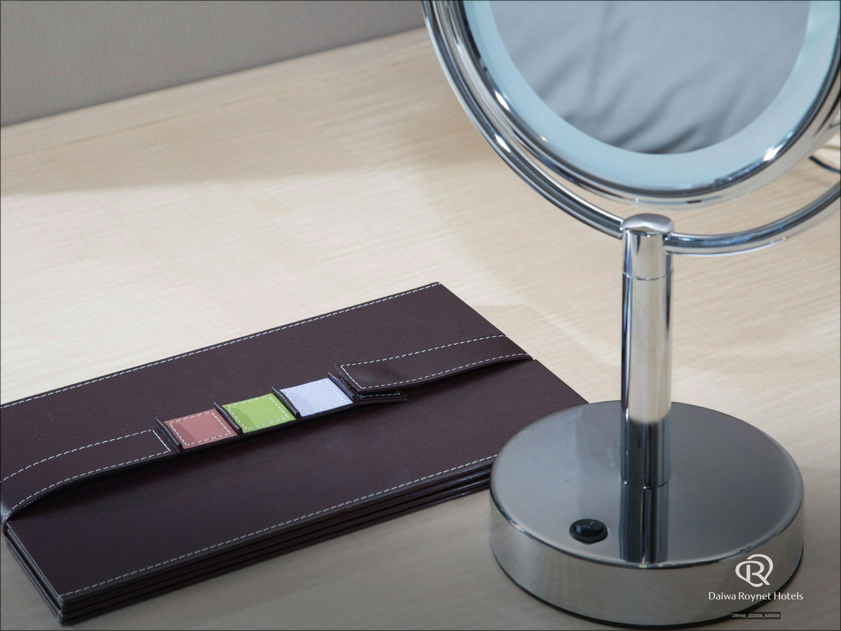 กระจกห้องพัก