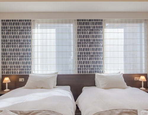 幾何学模様のタイルが目を引きます