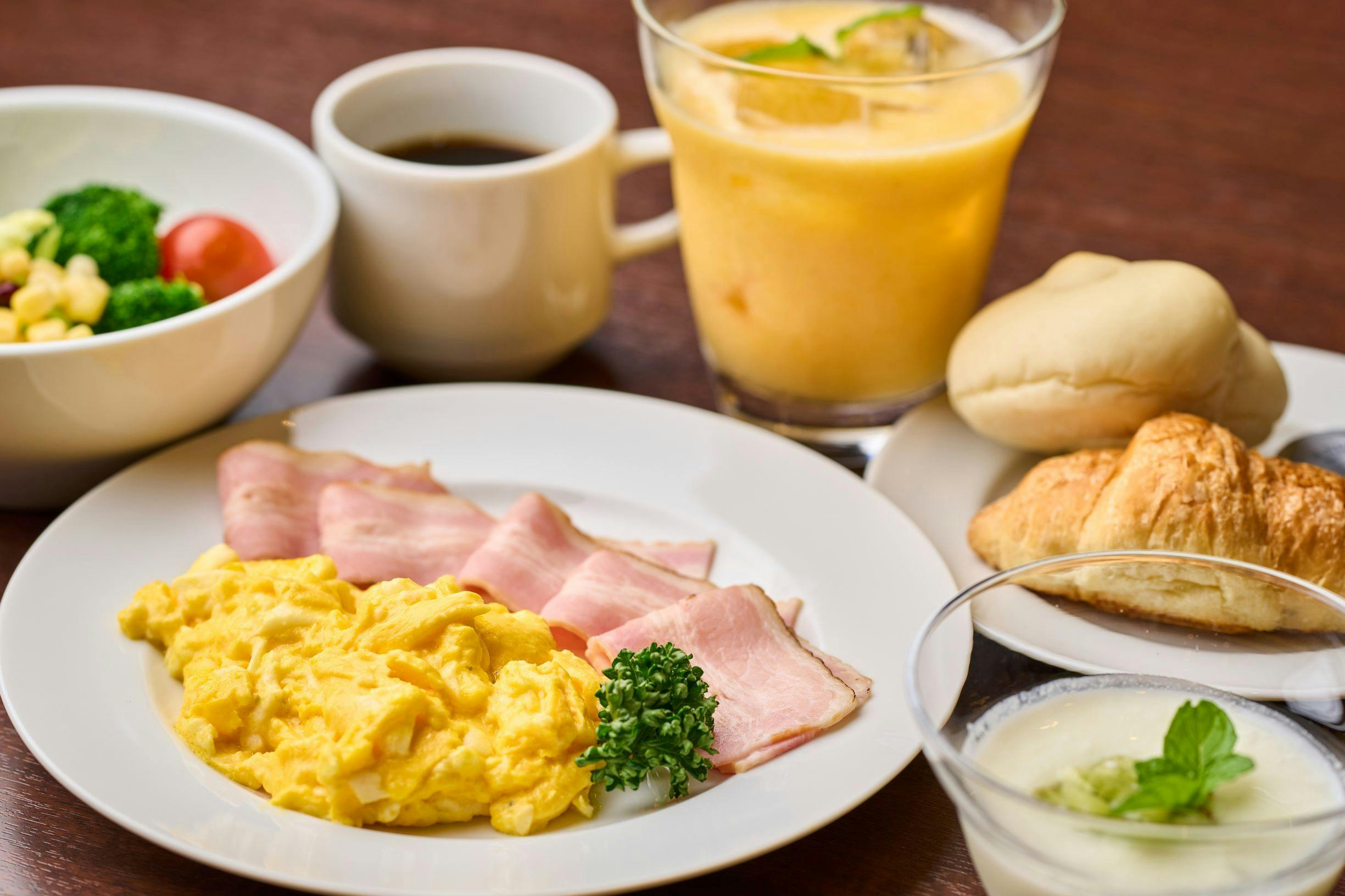 อาหารเช้า: บุฟเฟ่ต์ญี่ปุ่นและตะวันตก