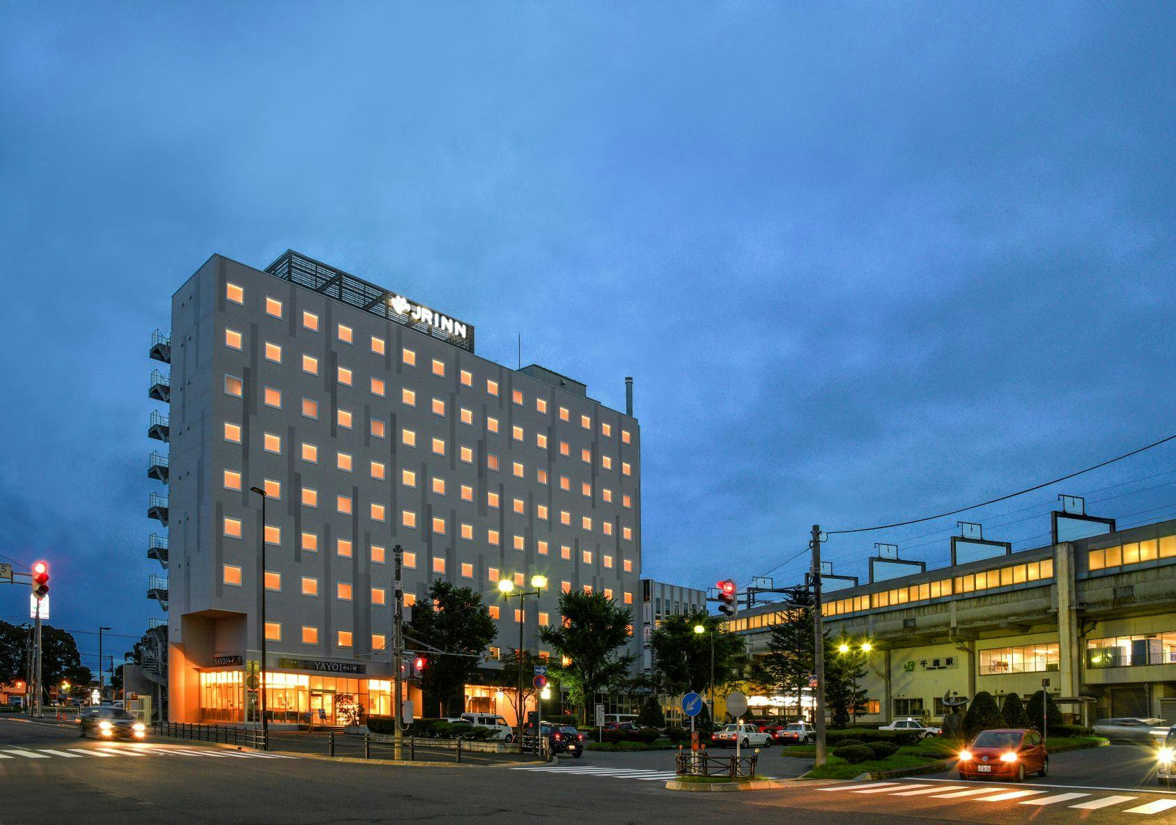 飛行機と電車が見えるお部屋もあります。