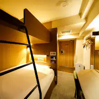 มีเตียงคู่และเตียงใต้หลังคา