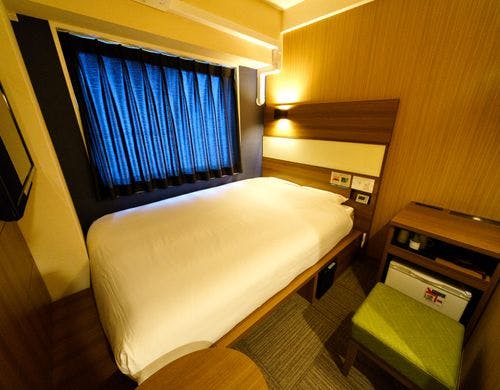 140cm幅のワイドベッドでぐっすり