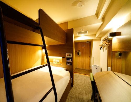 ダブルベッドとロフトベッド付